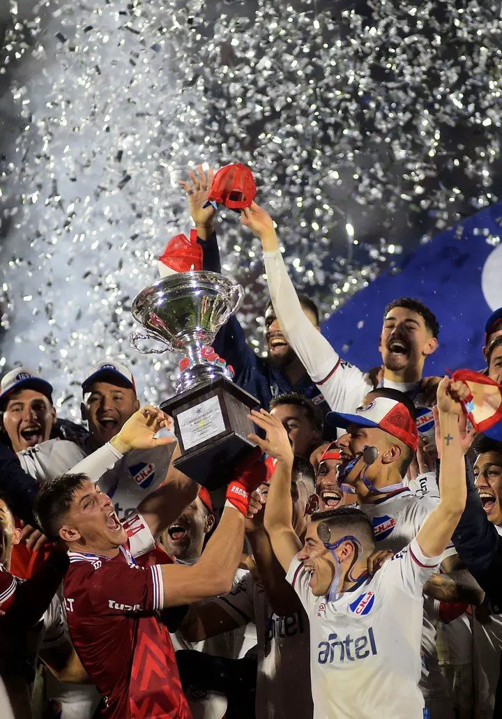 Jugadores de Nacional celebran con el trofeo al ganar la final del Torneo Intermedio 2022. (AFP)