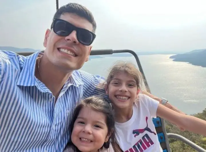 Carlos, junto a sus hijas María Emilia (8) y Martina (3). Hace poco nació su tercera, Olivia.