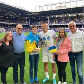 Un hincha del Everton ayudó a los ucranianos, entró en un amistoso e hizo un gol de penal