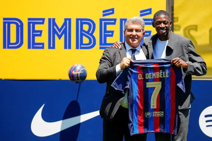 Ousmane Dembelé posó junto a Joan Laporta, después de firmar su nuevo contrato hasta el 30 de junio de 2024 (Foto: EFE).