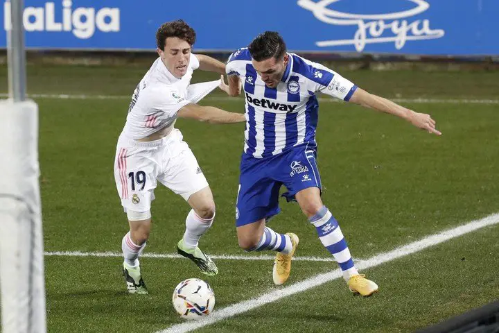Álvaro Odriozola marcando a Lucas Pérez en un partido de enero del 2021 (Foto: EFE).