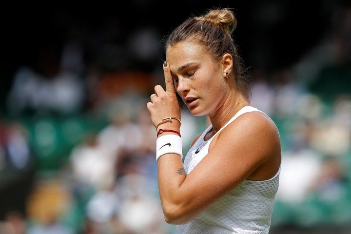 Aryna Sabalenka, una de las grandes ausentes de Wimbledon. (Foto: Adrian DENNIS / AFP)
