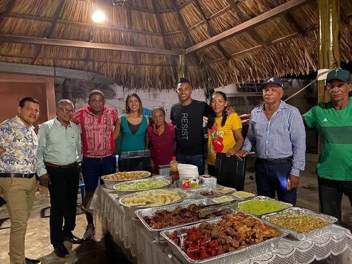 Miguel Borja en un banquete con su familia en Tierralta, su lugar en el mundo. Foto: Instagram.
