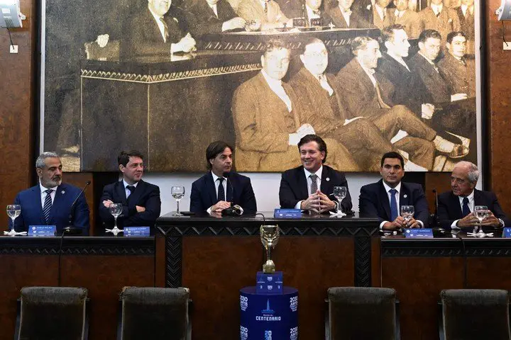 D'Onofrio junto a otros dirigentes (AFP).