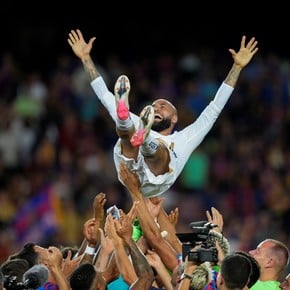 Emotivo regreso de Dani Alves al Camp Nou: ovación, homenaje y abrazo con Xavi