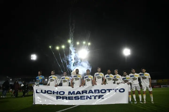 El cartel para Lucho Marabotto, ex jugador que vistió la camiseta de ambos equipos. (Foto: Diego Sirio / Prensa Atlanta)