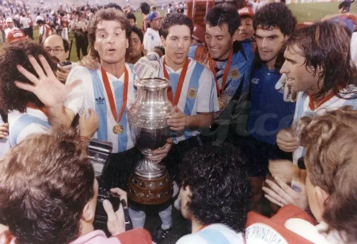 Ruggeri y Simeone, junto a Goycochea y Mancuso, festejan la Copa América 93.