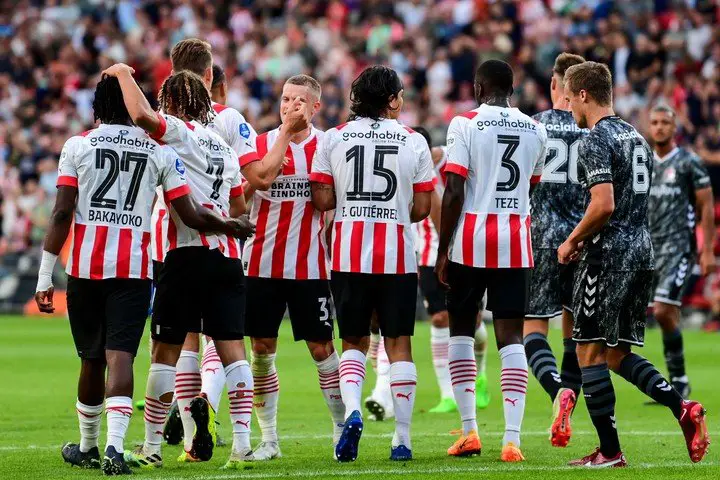 PSV goleó en el debut.