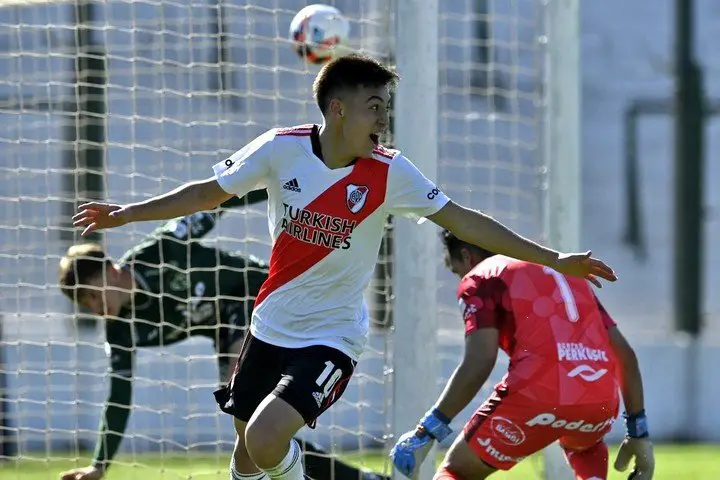 Matías Gallardo festeja su gol a Sarmiento. Foto: Prensa River.
