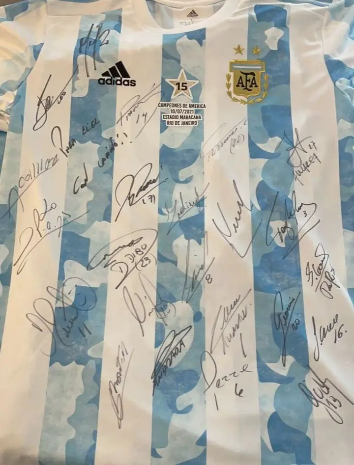 Camiseta firmada por la Selección Argentina.