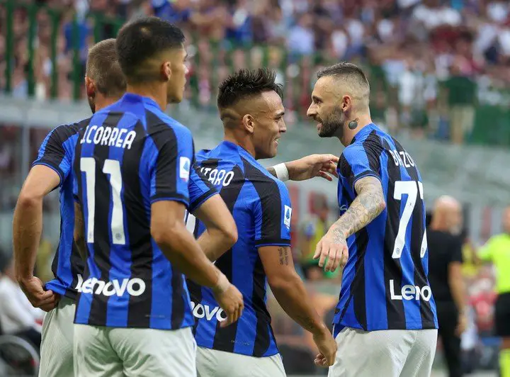 Lautaro y Correa, en la caída del Inter.