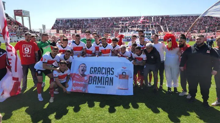 La foto de Damián con todos sus compañeros antes del partido. (Foto: Prensa Morón)