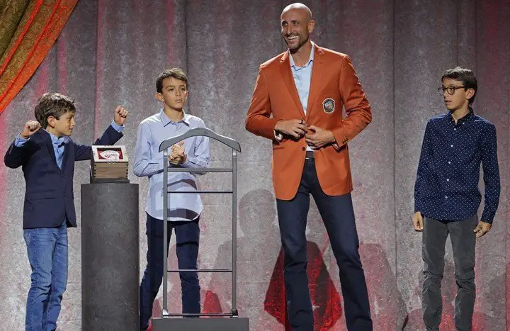 Ginóbili recibe el traje naranja de sus hijos (NBA).