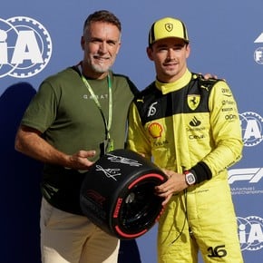 Batistuta le entregó a Leclerc el premio por haber conseguido la Pole