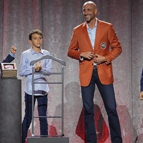 Los tres hijos de Ginóbili le pusieron el saco naranja que lo coloca en el Salón de la Fama de la NBA