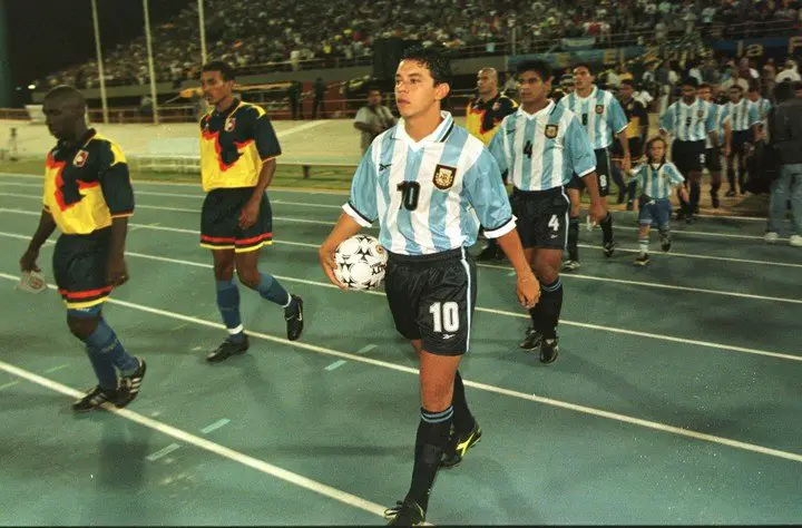 Gallardo e Ibarra encabezan la salida del equipo argentino contra Venezuela el 3 de febrero de 1999: fue 2 a 0.