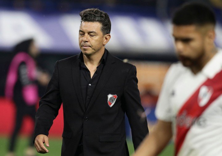 El lamento de Gallardo tras la derrota (Photo by ALEJANDRO PAGNI / AFP)