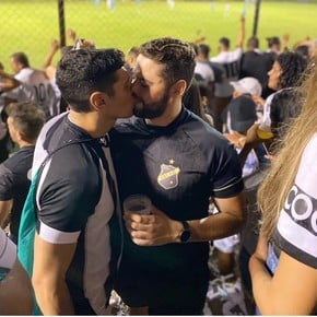 Dos hinchas se besaron en un partido del ascenso brasileño y recibieron ataques homofóbicos