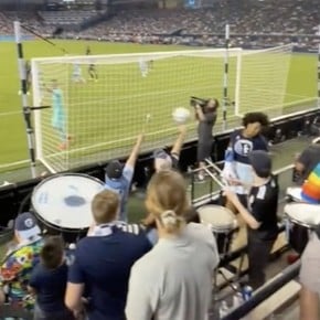 Video: el durísimo pelotazo que recibió una hincha en un partido de la MLS