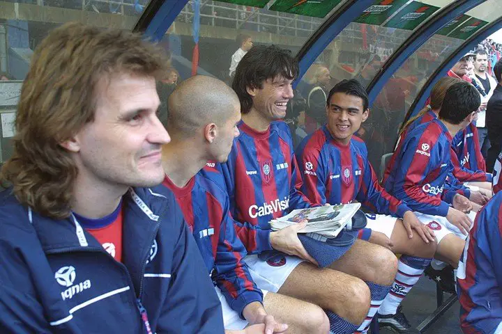 Insua y Tinelli, en el amistoso del 2002 con Deportivo Español, donde se habría generado el cortocircuito.