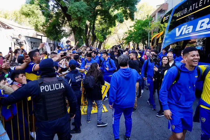 Una multitud fue a esperar al equipo en la llegada a Mendoza. (Rafael Mario Quinteros)