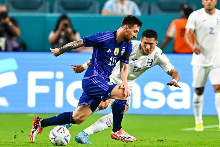 A Messi le metieron marca personal vs. Honduras.