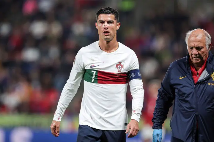 Ronaldo siguió jugando con un apósito.