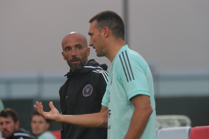 Scaloni junto a Federico Higuaín, que trabaja en el Inter Miami.