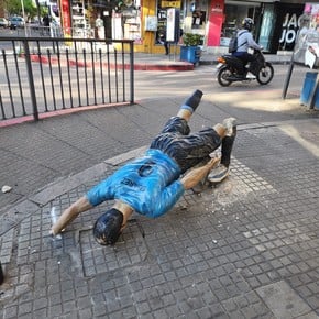 Hinchas de Peñarol rompieron una estatua de Suárez en pleno festejo