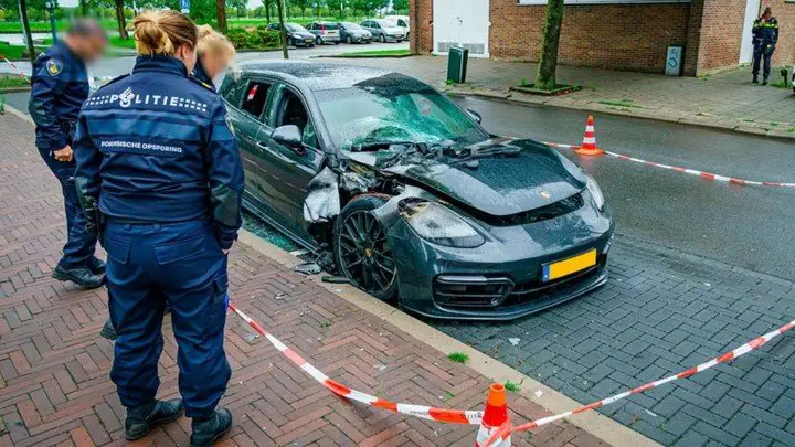 A un futbolista del Ajax le quemaron el auto por casarse con una tiktoker.