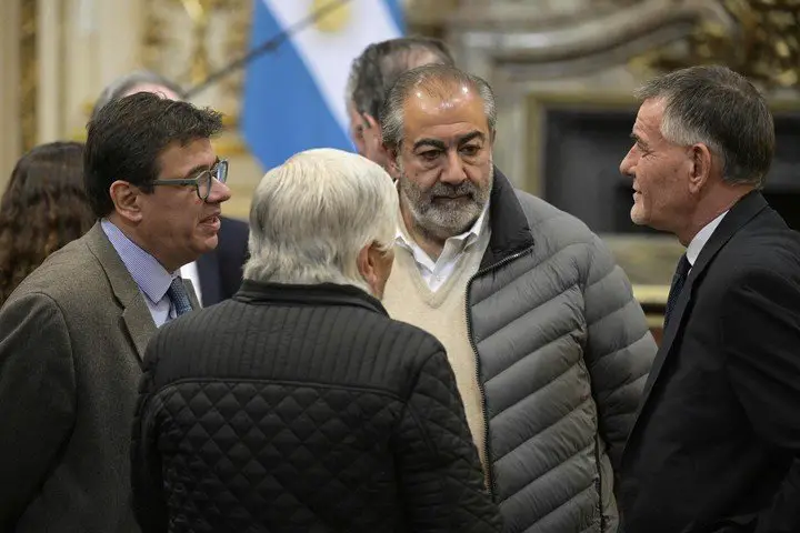 El ministro de Trabajo, Claudio Moroni, junto a Moyano y Daer, dos sindicalistas, y Castagneto, el director de la AFIP que realiza las investigaciones.