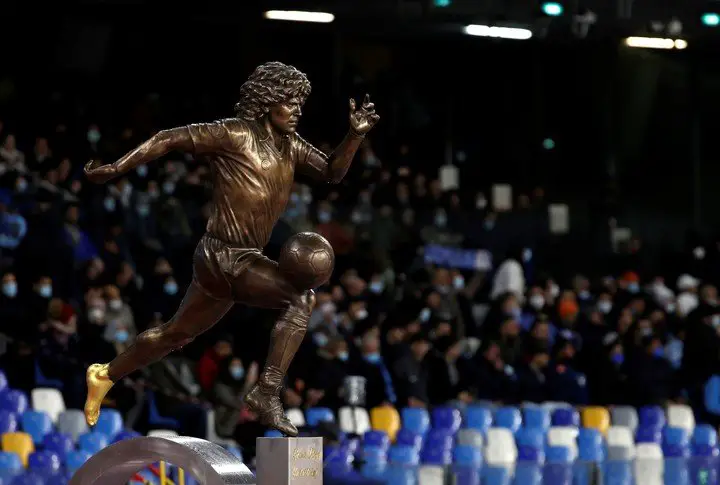 El monumento a Diego en el estadio. Foto: REUTERS/Ciro De Luca
