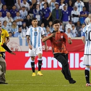 Los increíbles momentos que vivió Messi con los invasores