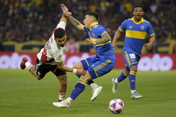 Paulo Díaz disputa la pelota con Payero, en un partido plagado de foules. Foto: AFP