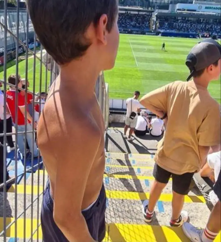 El niño obligado a ver el partido sin la camiseta.