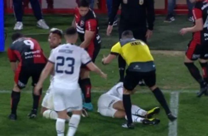 Romero, con dolor, en el suelo.