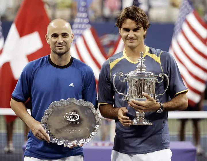 Agassi junto a Federer. (AFP)