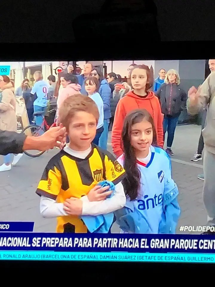 El nene hincha de Peñarol, junto a una nena de Nacional.