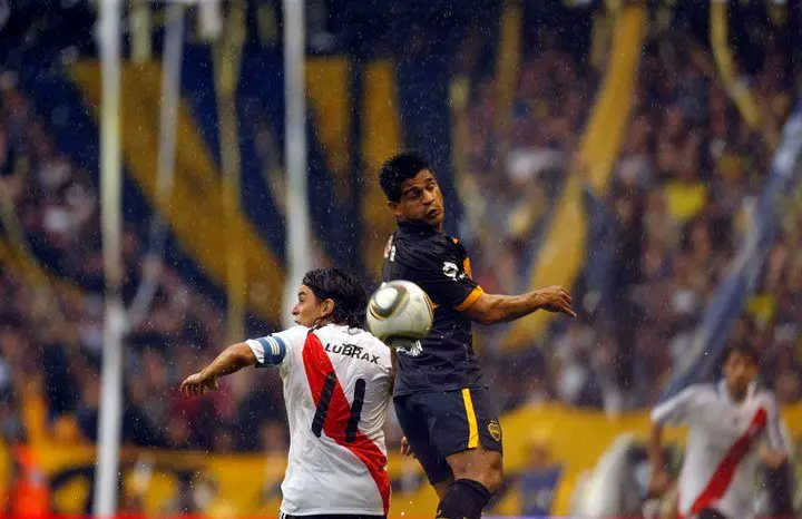 Contra Gallardo, en el superclásico del 2010, que se suspendió por lluvia.