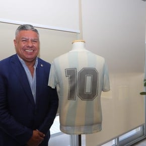 Ya está en la Argentina la camiseta que usó Maradona en la final de México '86