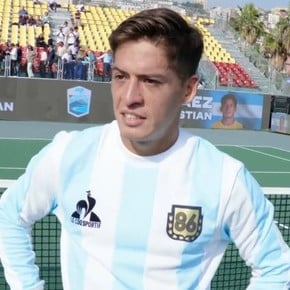 Seba Báez ganó en Nápoles y festejó con homenaje a Maradona