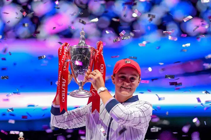 Ashleigh Barty consiguió el trofeo de campeonas en Shenzhen 2019, su mejor año en el circuito.  (EFE)