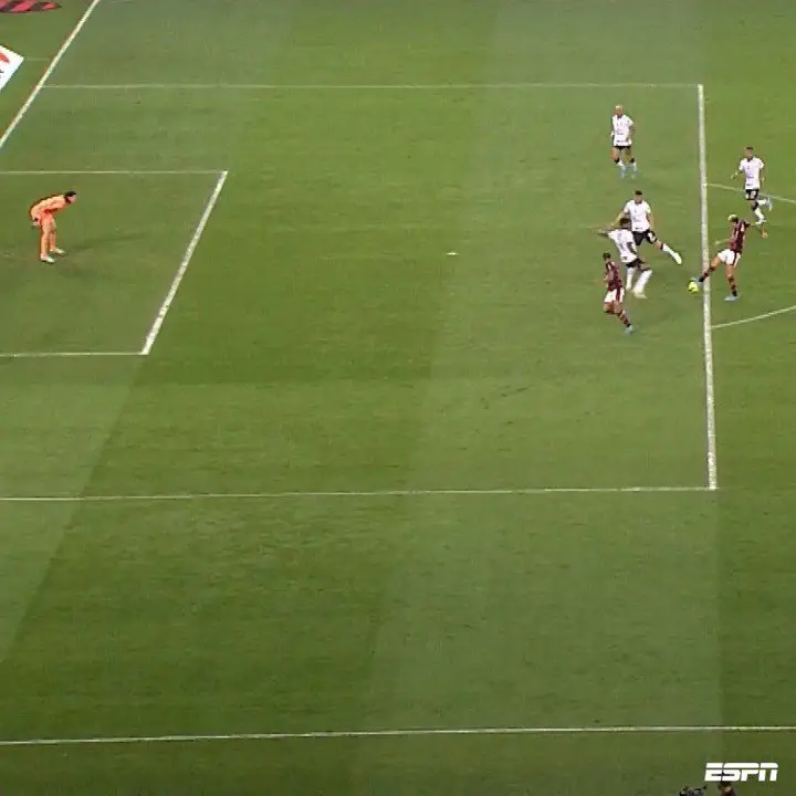 La jugada del gol anulado a Pedro en lo que era el 2-0. Foto: ESPN