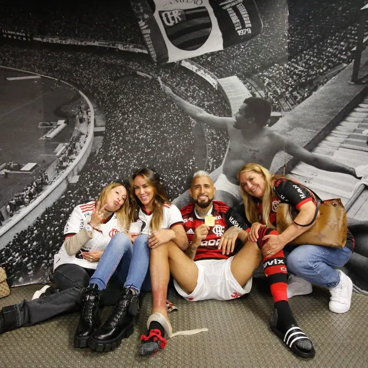 Vidal, junto a su familia, la medalla de campeón y la pierna derecha dolorida.