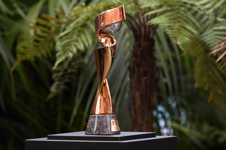 El trofeo por el cual lucharán las 32 selecciones (Foto: AFP).