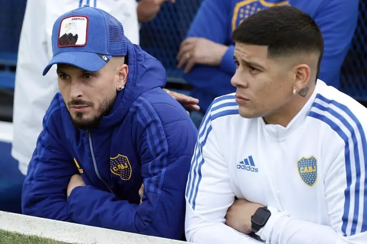 Boca Juniors' Dario Benedetto (L) and Marcos Rojo watch the Argentine Professional Football League tournament match against Independiente from the stands at La Bombonera stadium in Buenos Aires, on October 23, 2022. (Photo by Alejandro PAGNI / AFP)
