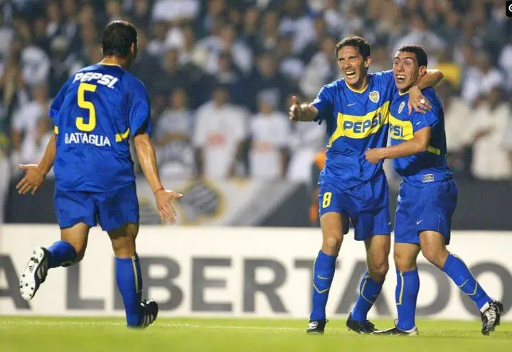 Battaglia, con Cagna y Tevez vs. Santos en la Libertadores 2003.