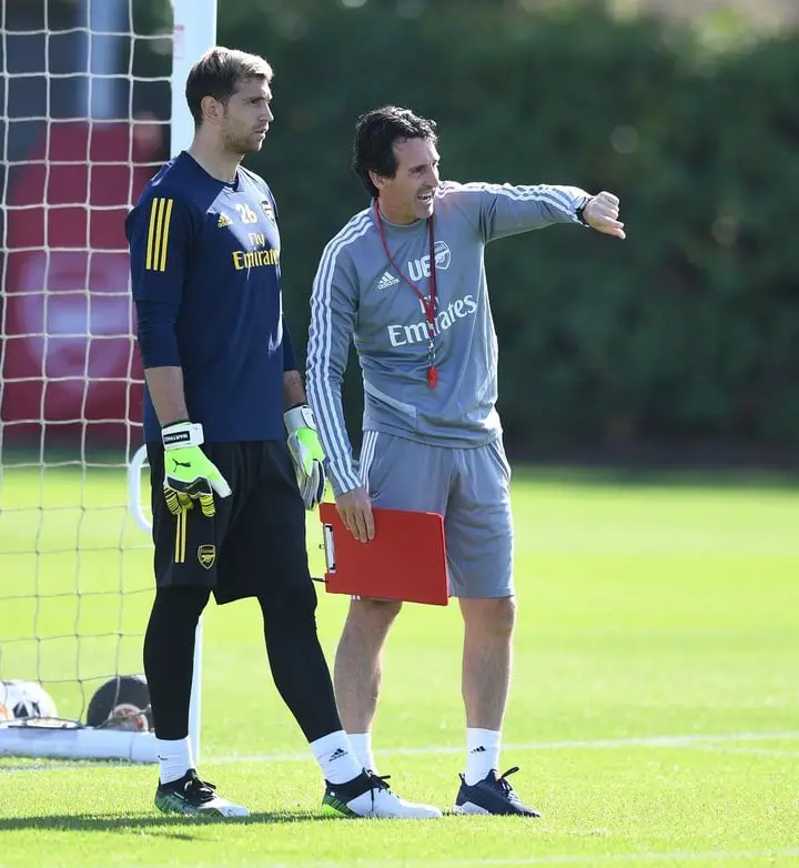 Emiliano con el DT Unai Emery en una práctica del Arsenal.