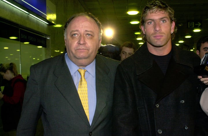 Llaneza con Martín Palermo, a quien llevó en 2001.