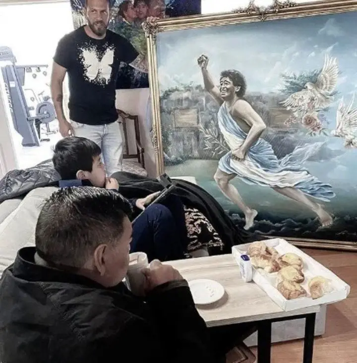 Lú Sedova con una de sus obras en la que está Messi y Diego. (Foto: Instagram).